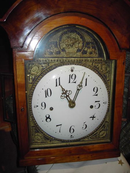 Bodenstanduhr mit extrem flachen Werk und verdecktem Gewichtsaufzug